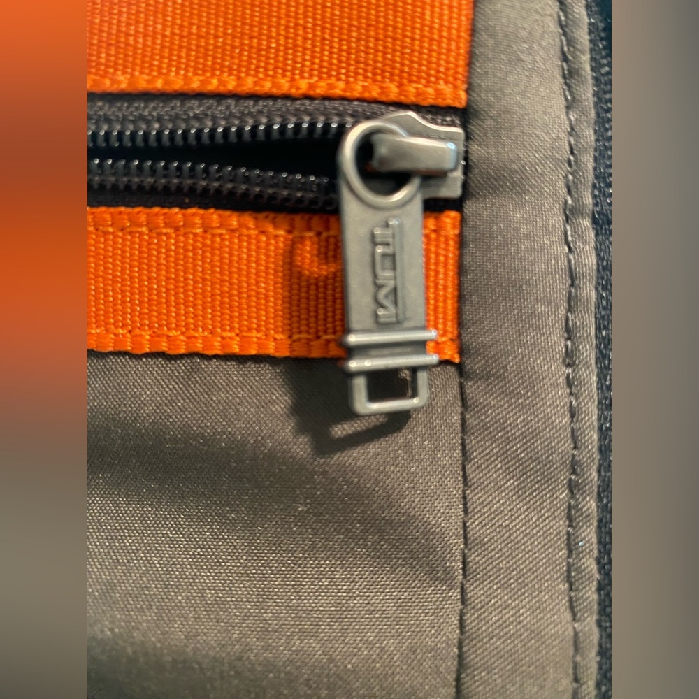 TUMI Black Unisex Zip Tolietry/ Make-up Travel Bag w/ Hanging Hook - Picture 6 of 6
